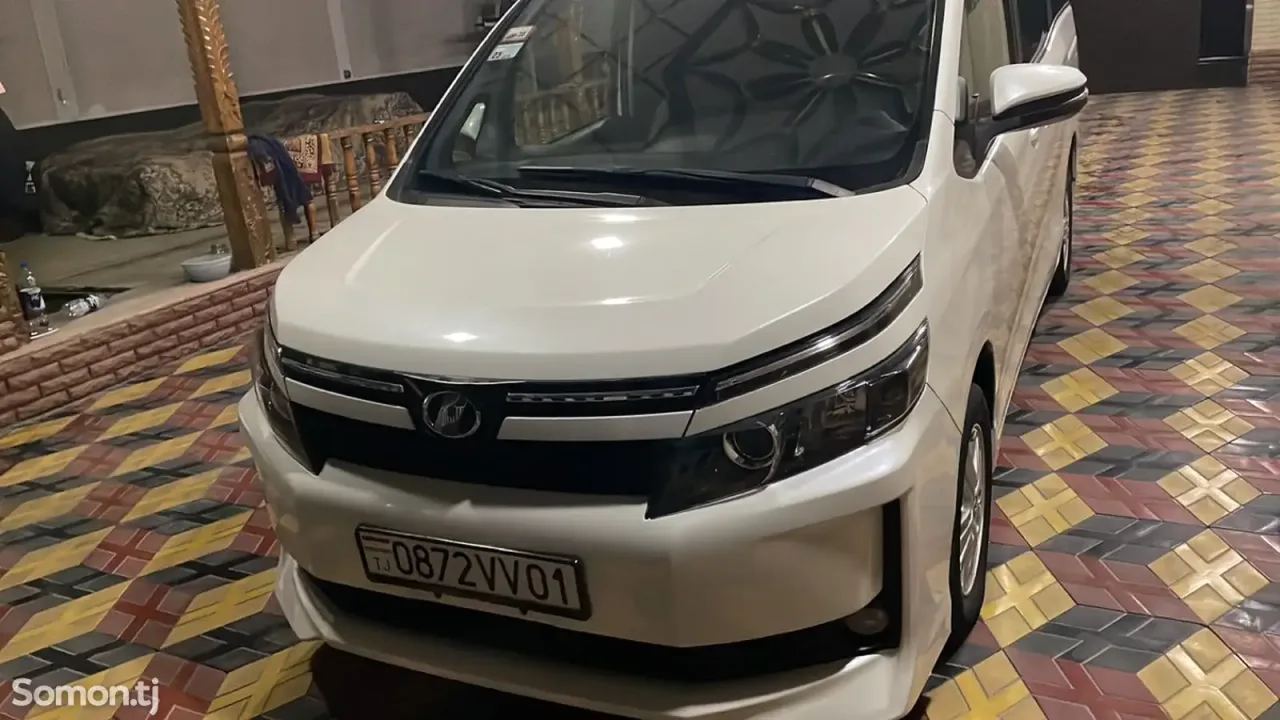Toyota Voxy 2014 · 2.0 AT