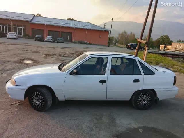 Daewoo Nexia 1995 · 1.5 MT