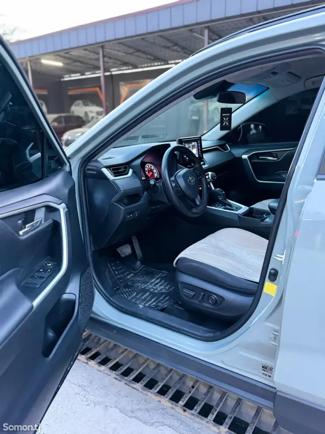 Toyota RAV 4 2020 · 2.5 AT