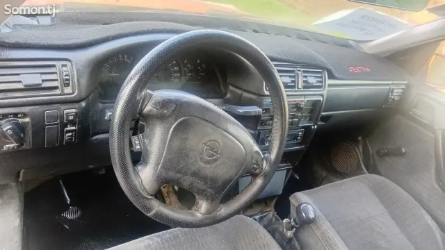 Opel Vectra A 1995 · 1.6 MT