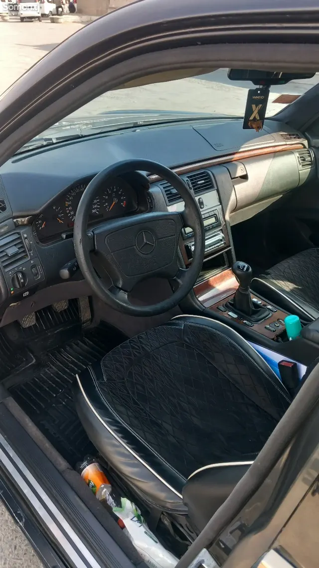 Mercedes-Benz E class 1996 · 2.0 MT