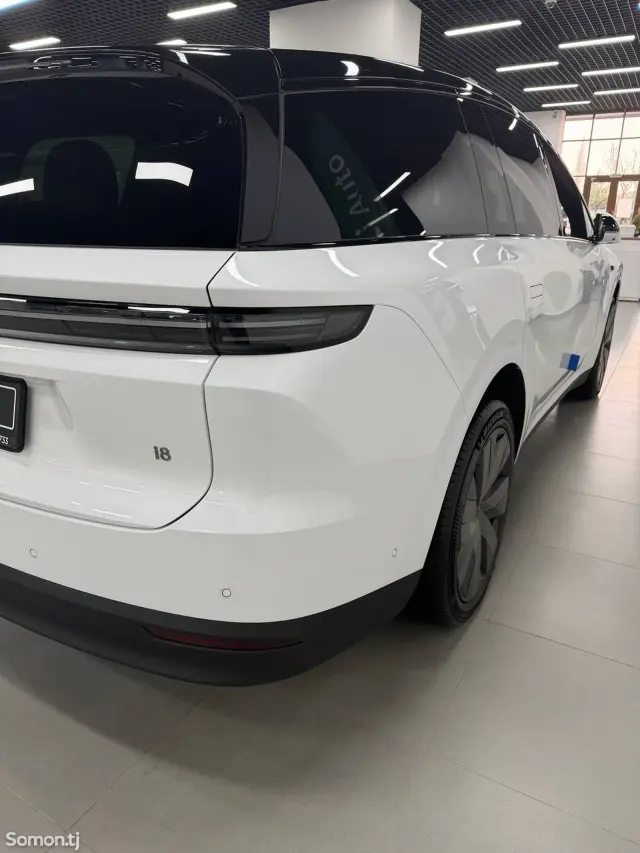 Li Auto (Lixiang) i8 2025 · AT