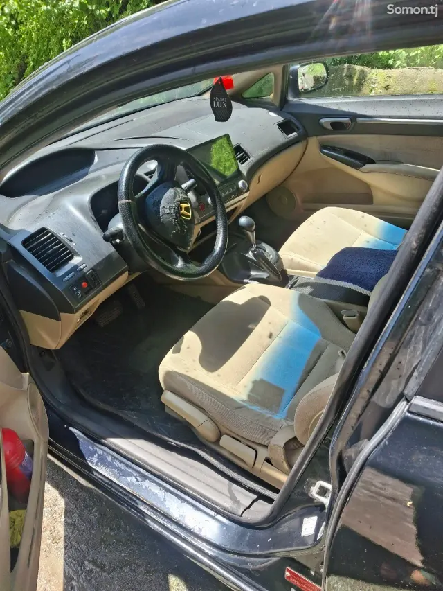 Honda Civic 2006 · 1.8 AT