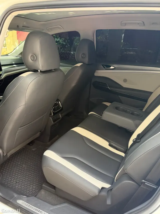 Volkswagen ID.6 2022 · AT
