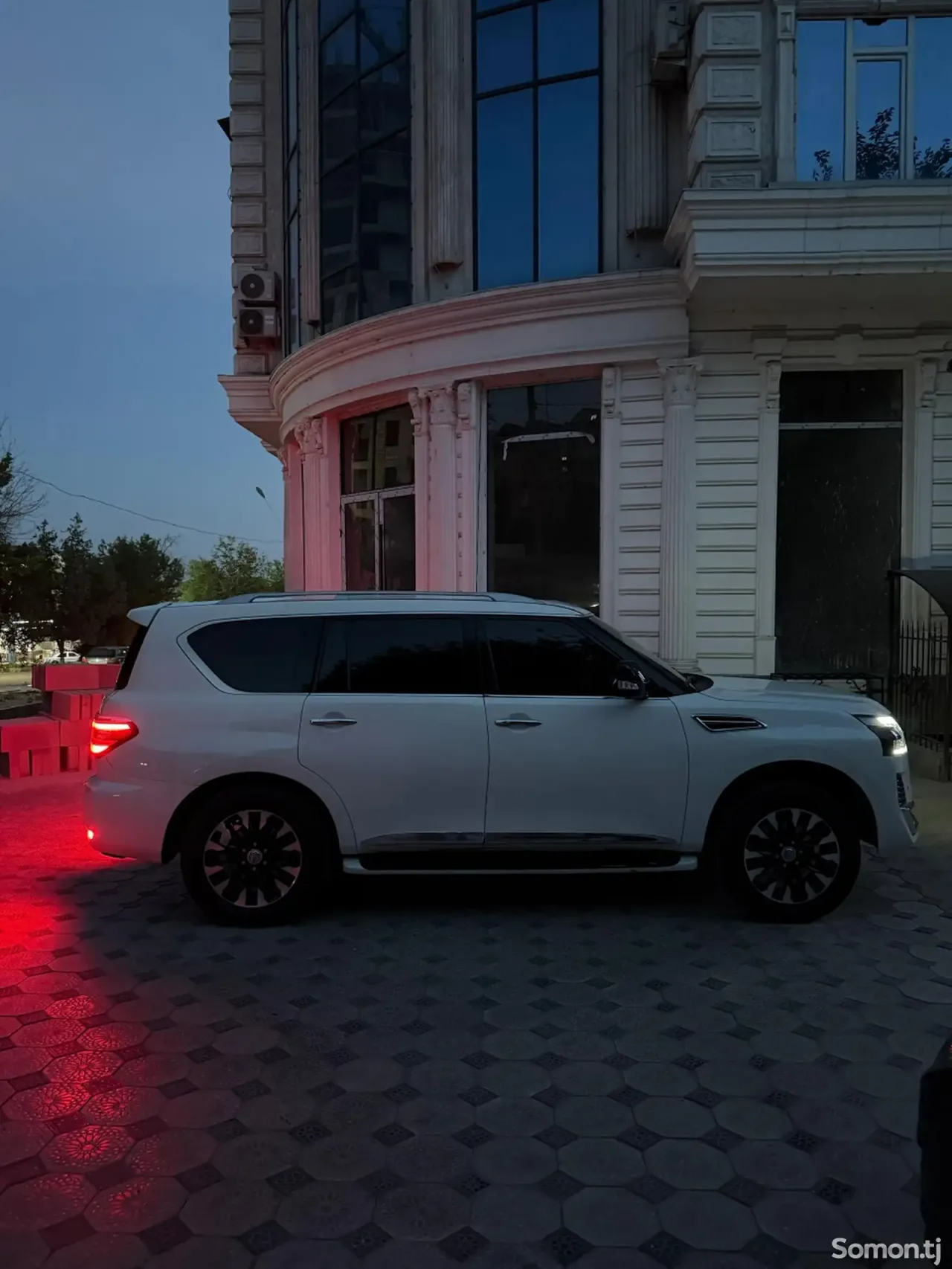 Nissan Patrol 2014 · 5.7 AT