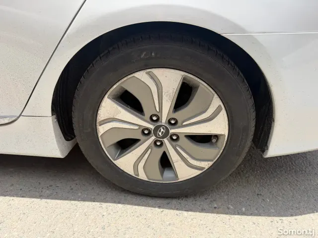 Hyundai Sonata 2013 · 2.4 AT