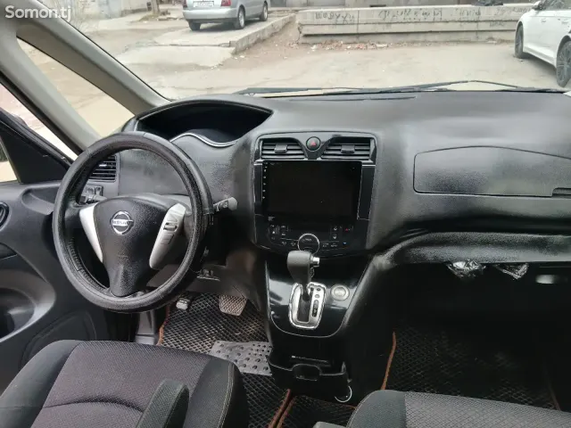 Nissan Serena 2014 · AT