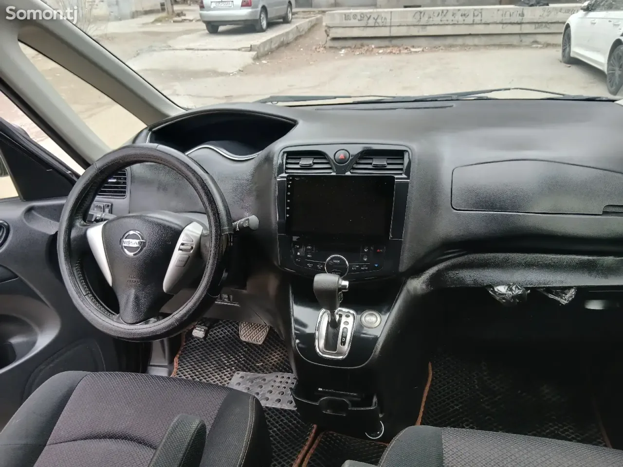 Nissan Serena 2014 · AT