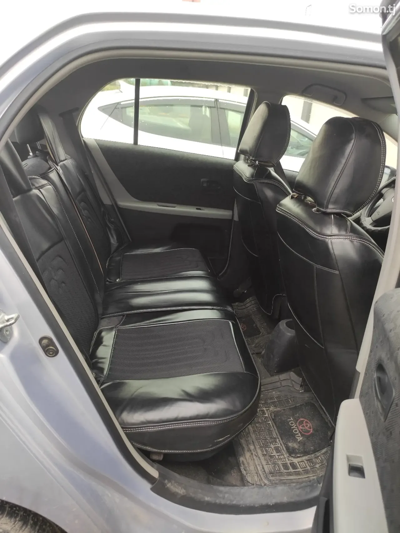 Toyota Vitz 2010 · 1.0 AT