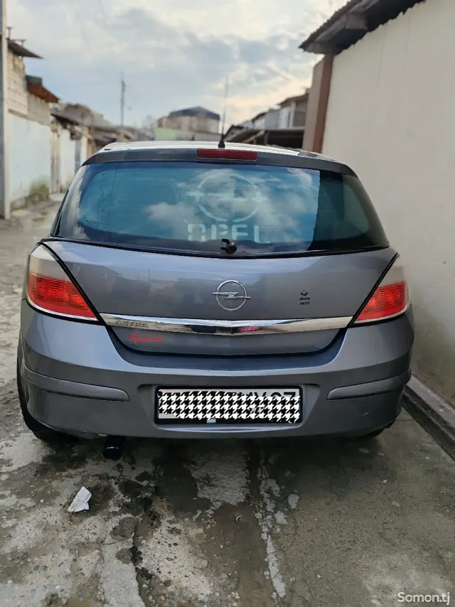 Opel Astra H 2006 · 1.7 MT