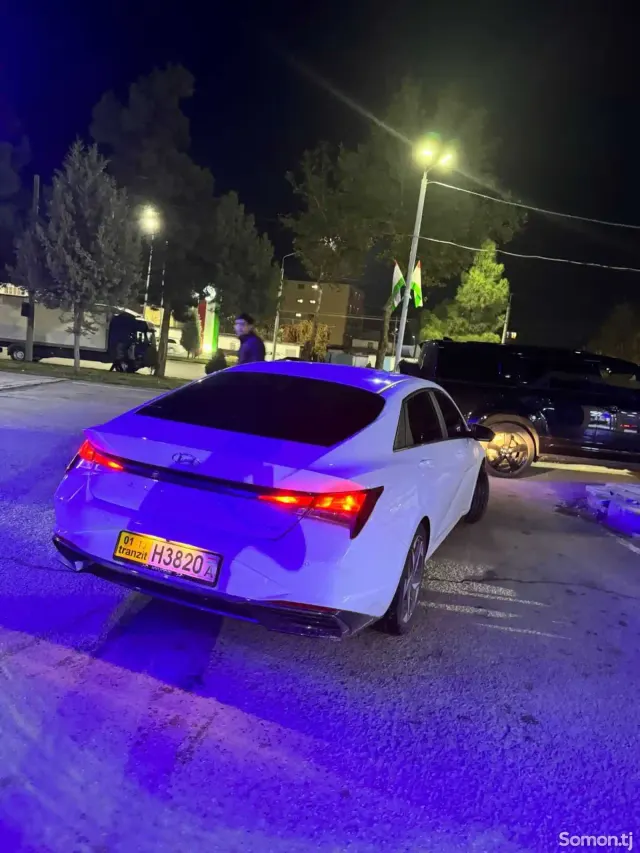 Hyundai Elantra 2023 · 2.0 AT