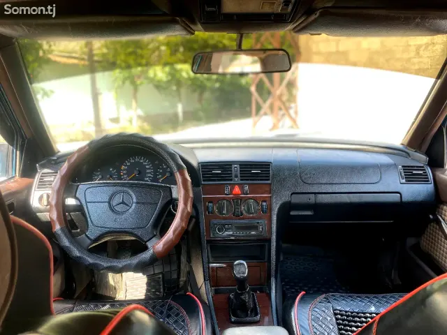 Mercedes-Benz W201 1991 · 1.8 MT