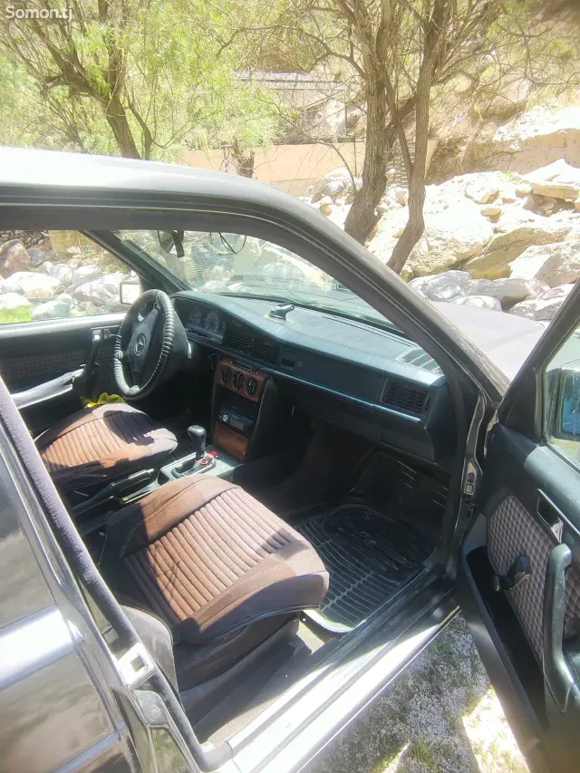 Mercedes-Benz W201 1993 · 1.8 MT
