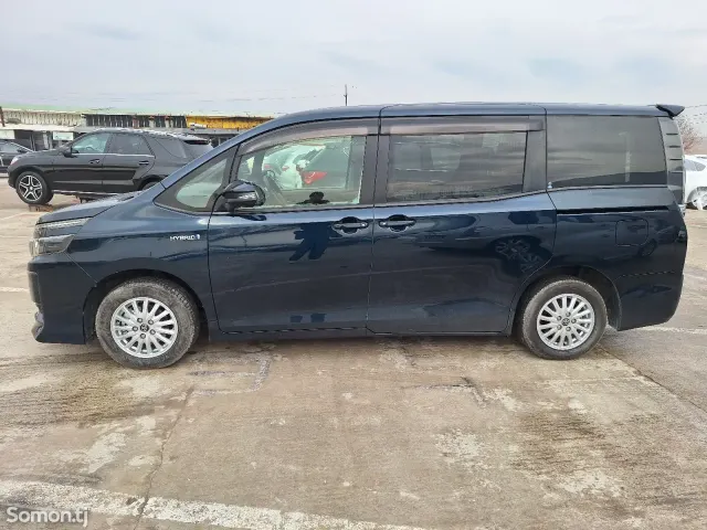 Toyota Voxy 2014 · 1.8 AT