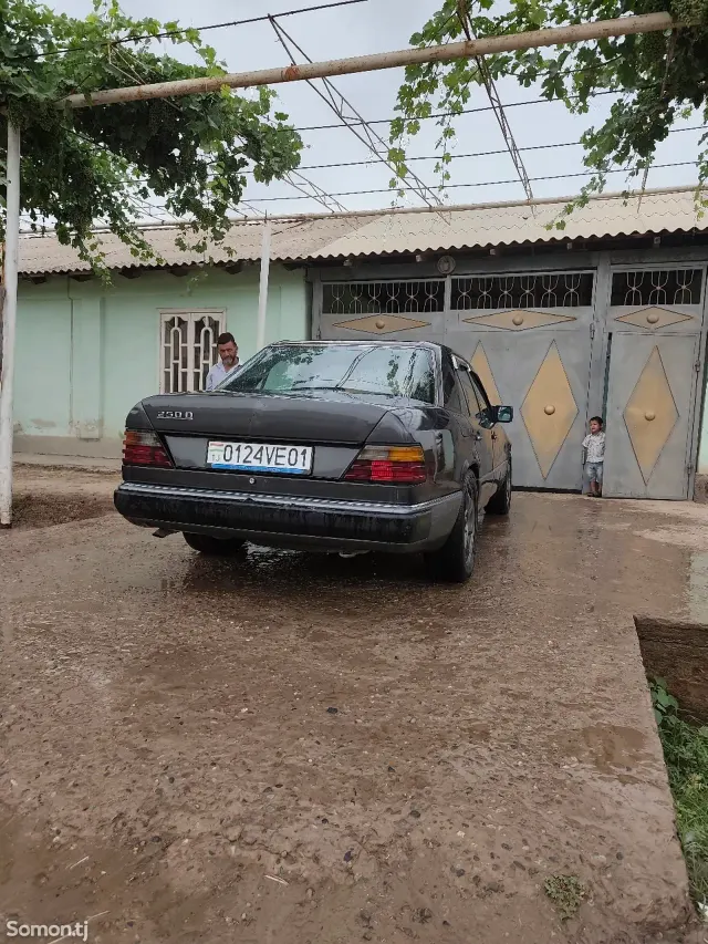 Mercedes-Benz W124 1990 · 2.5 MT