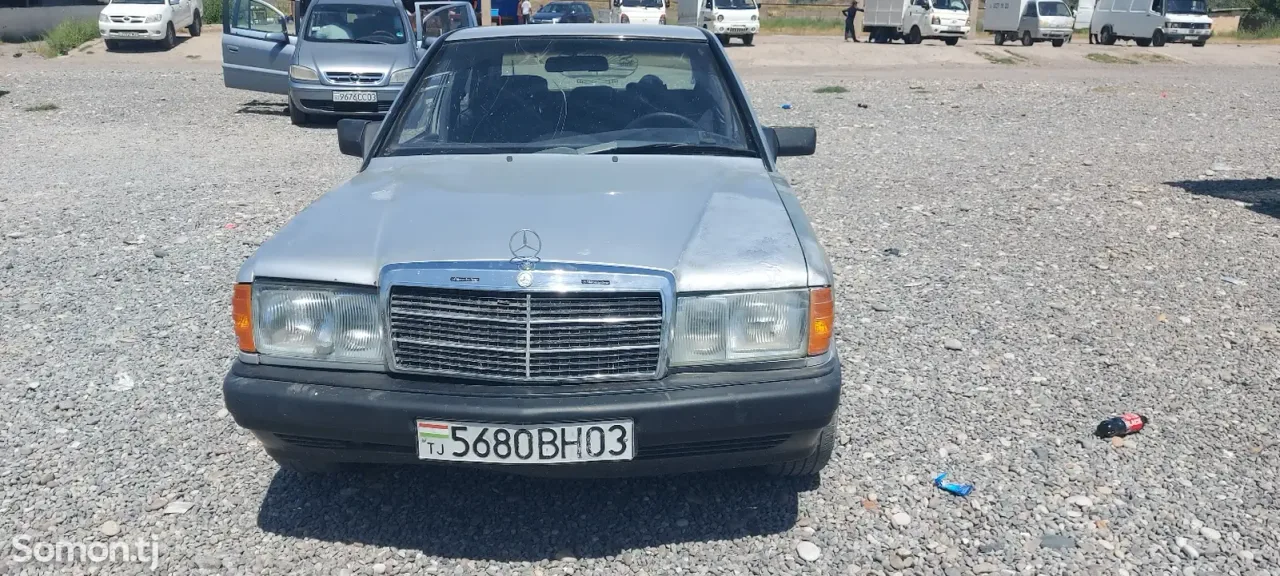 Mercedes-Benz W201 1990 · 2.0 MT