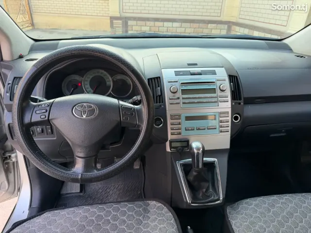 Toyota Corolla Verso 2008 · 2.2 MT