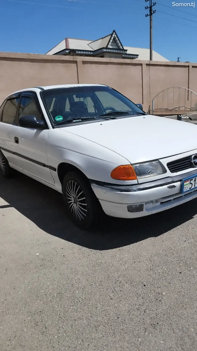 Opel Astra G 1996 · 1.6 MT