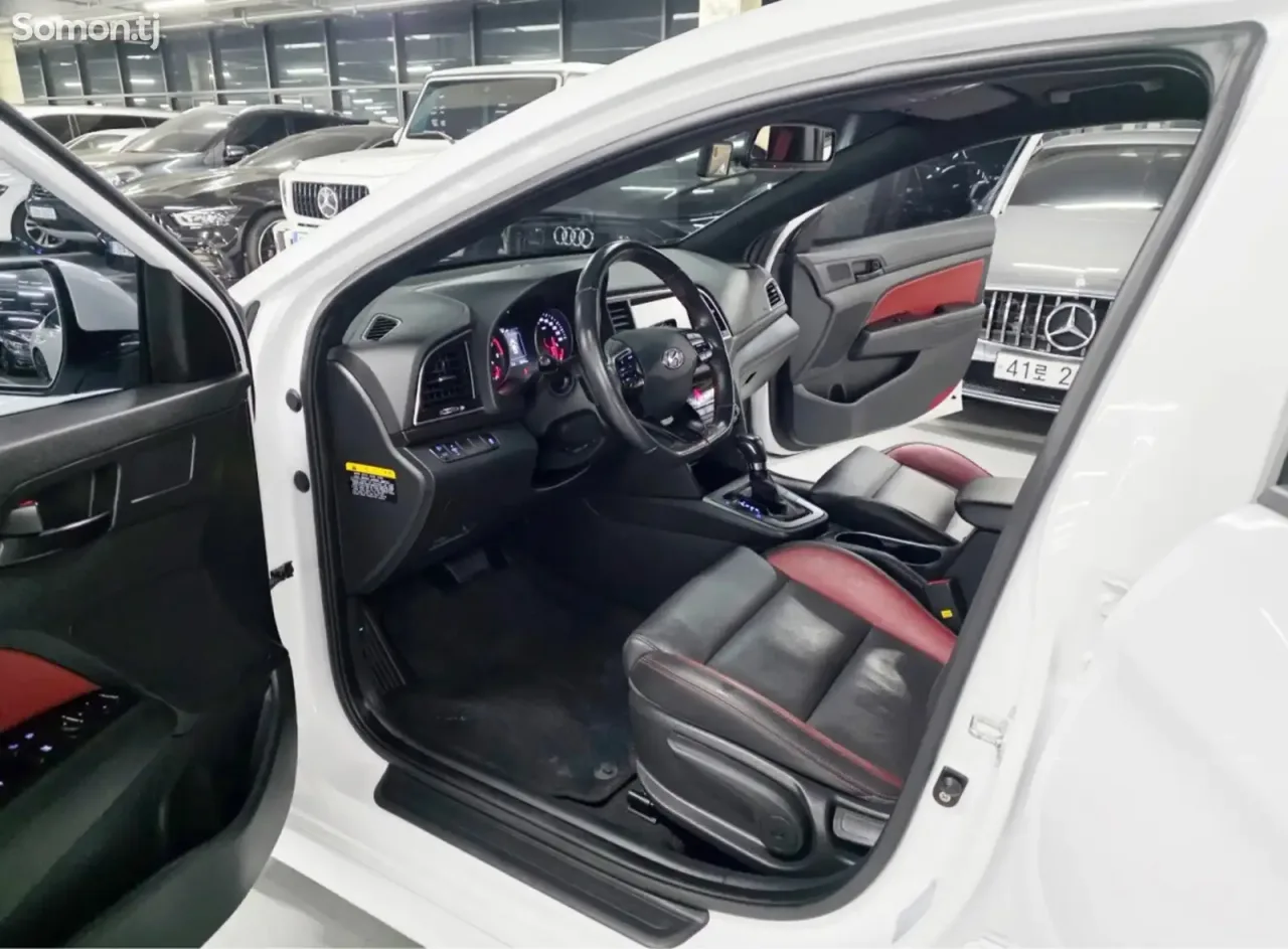 Hyundai Avante 2018 · 1.6 AT