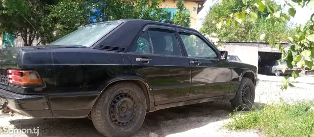 Mercedes-Benz W201 1988 · 1.8 MT
