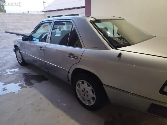 Mercedes-Benz W124 1993 · 2.5 MT
