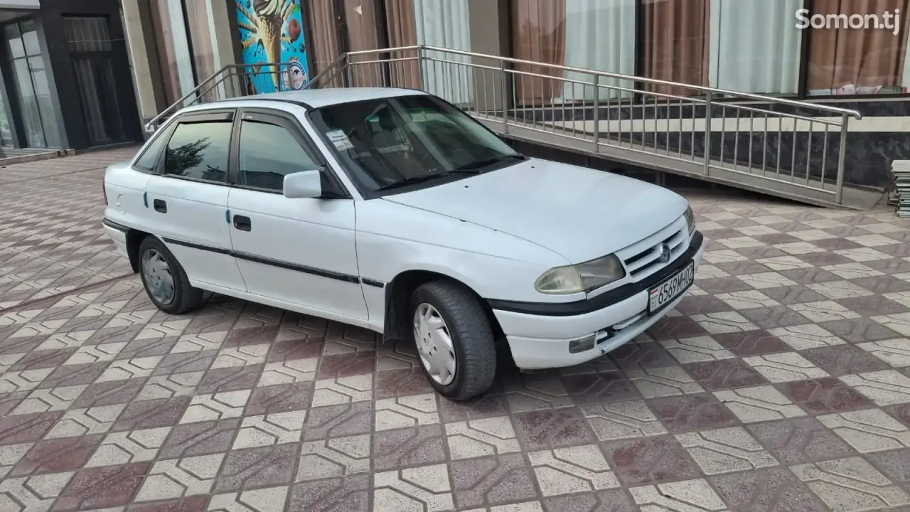 Opel Astra F 1994 · 1.6 MT