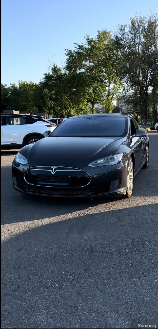 Tesla Model S 2016 · AT