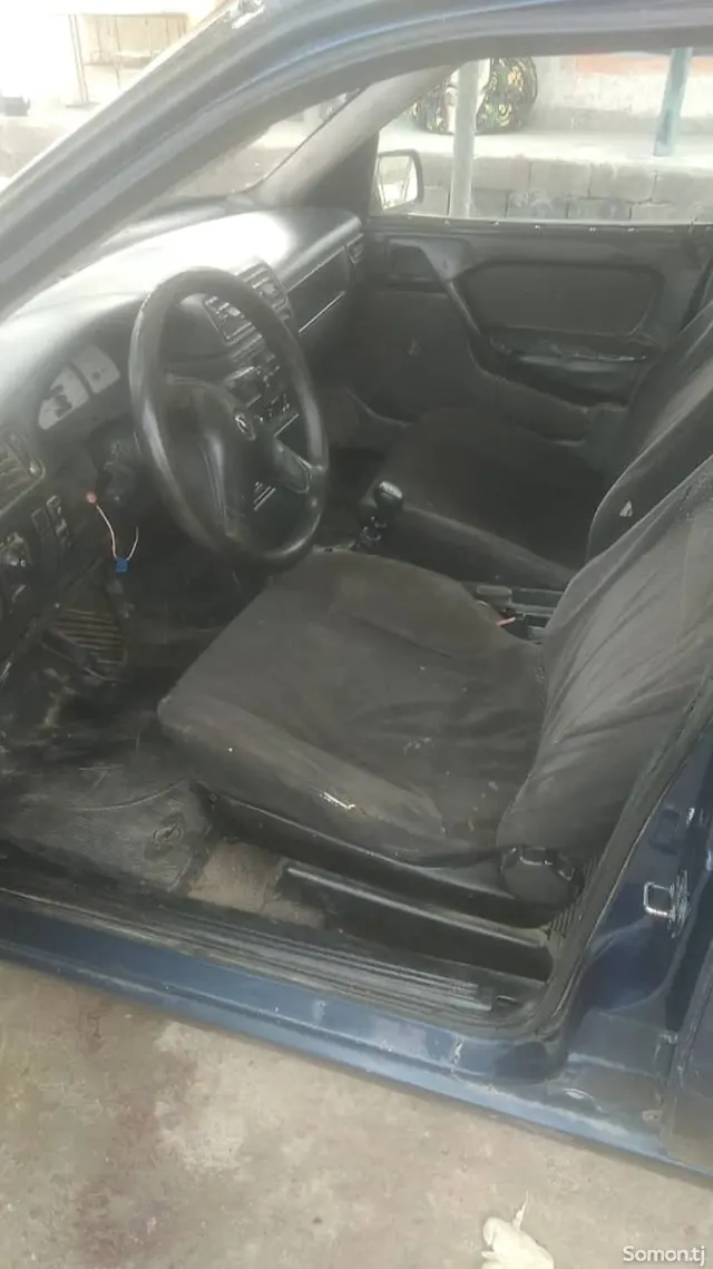 Opel Astra F 1993 · 1.6 MT