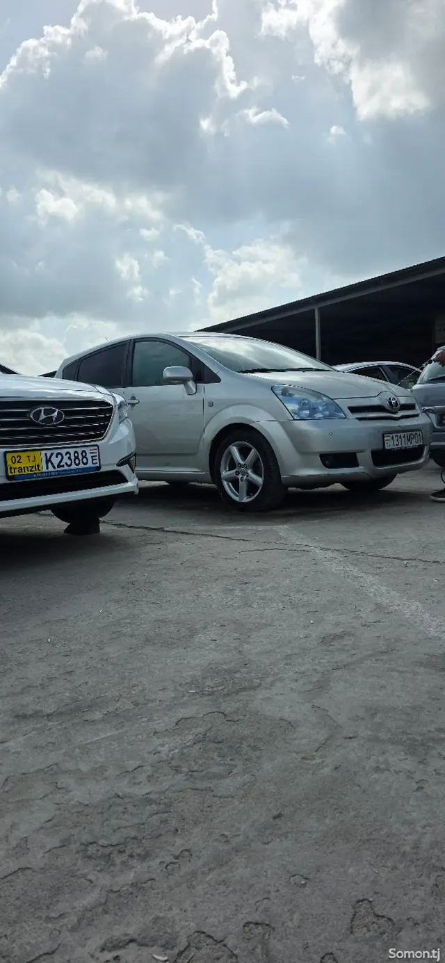 Toyota Avensis Verso 2006 · 0.8 MT
