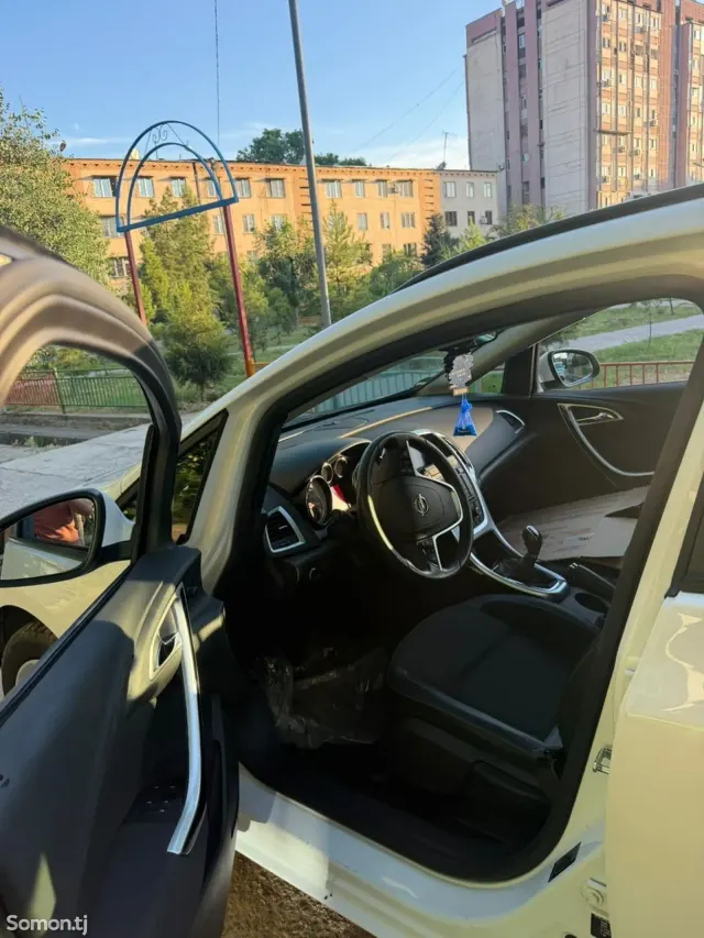 Opel Astra J 2014 · 1.6 MT