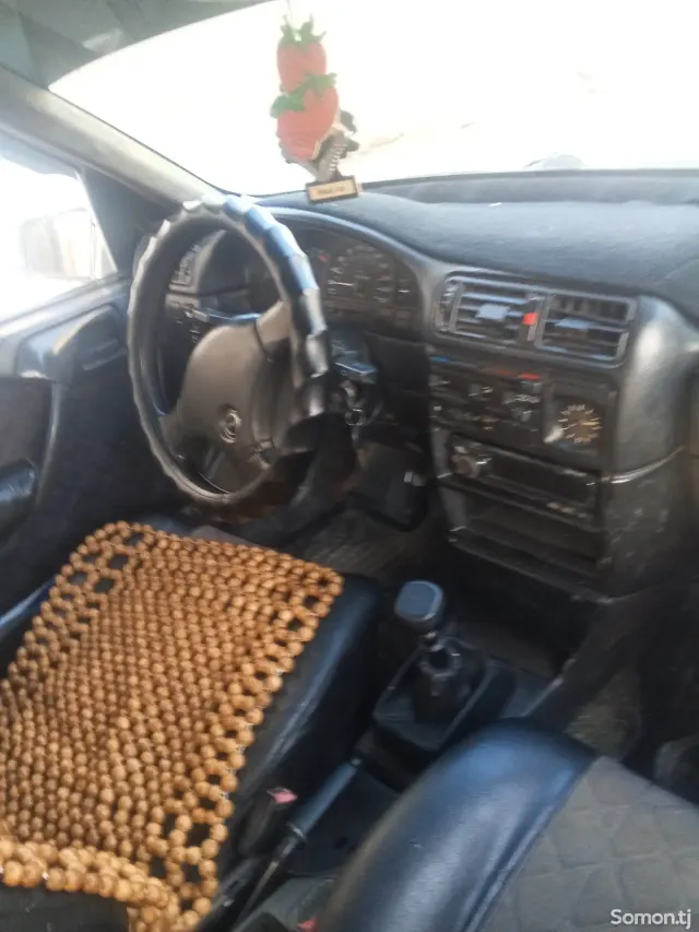 Opel Vectra A 1990 · 0.4 MT