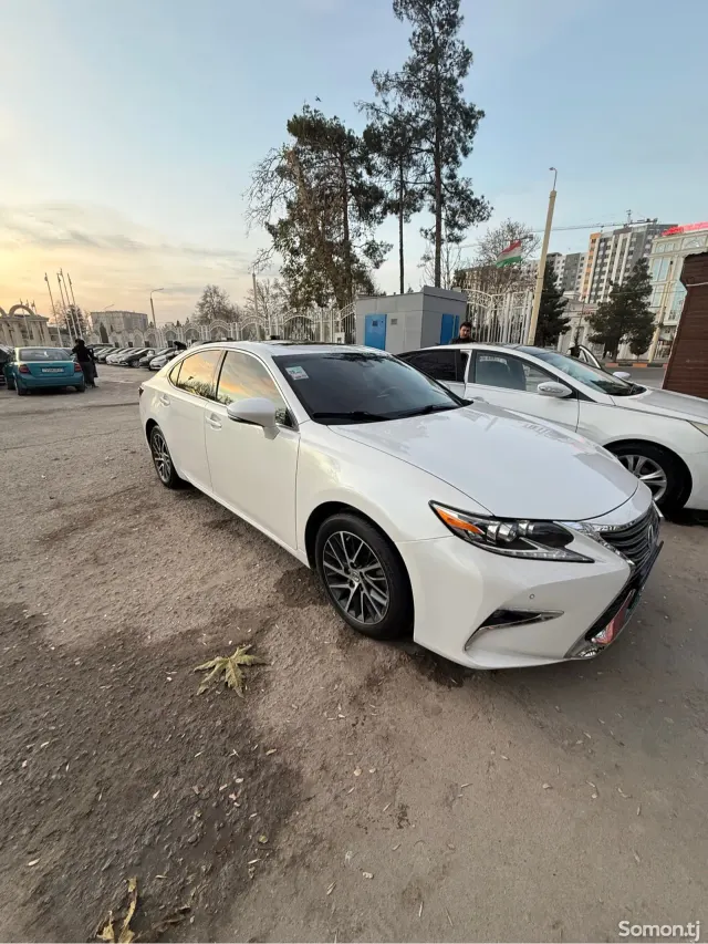 Lexus ES series 2016 · 3.5 AT