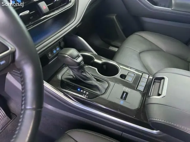Toyota Crown 2025 · 2.5 AT