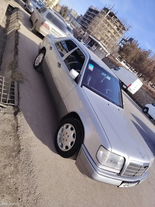 Mercedes-Benz W124 1995 · 2.0 AT