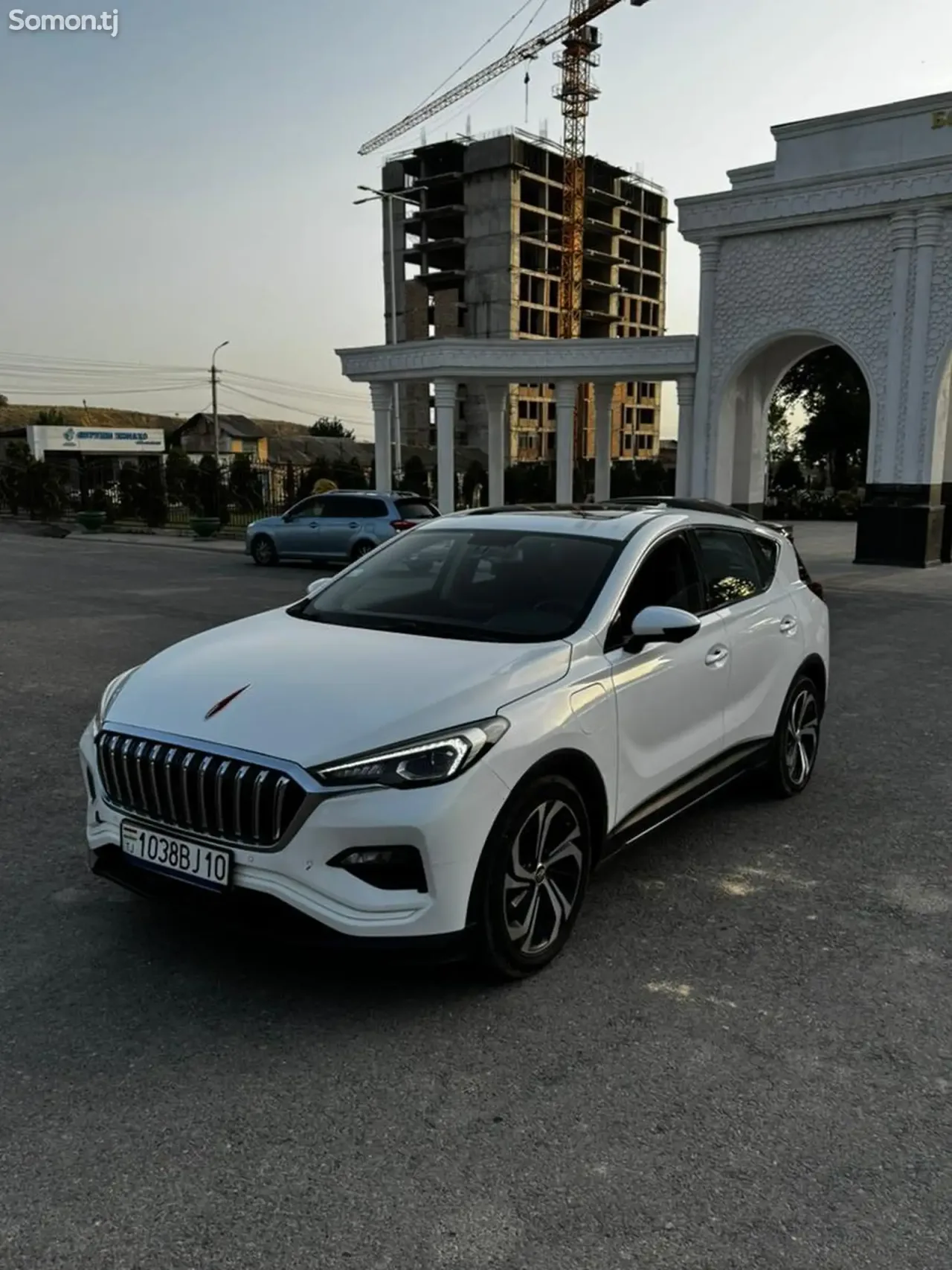 Hongqi E-HS3 2019 · AT