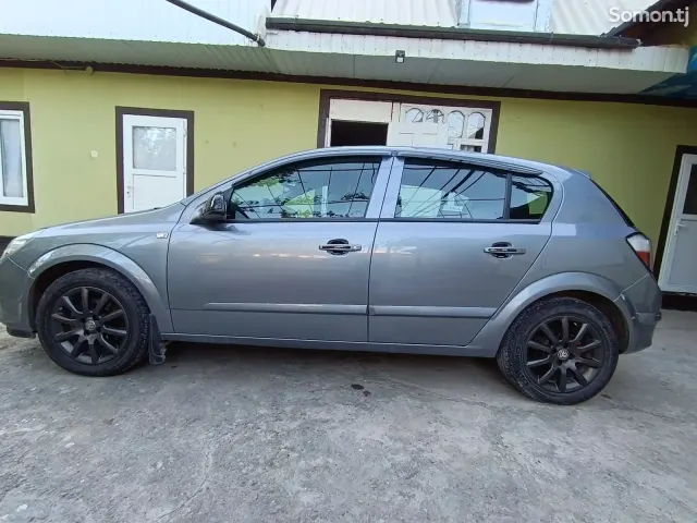 Opel Astra H 2004 · 1.6 MT