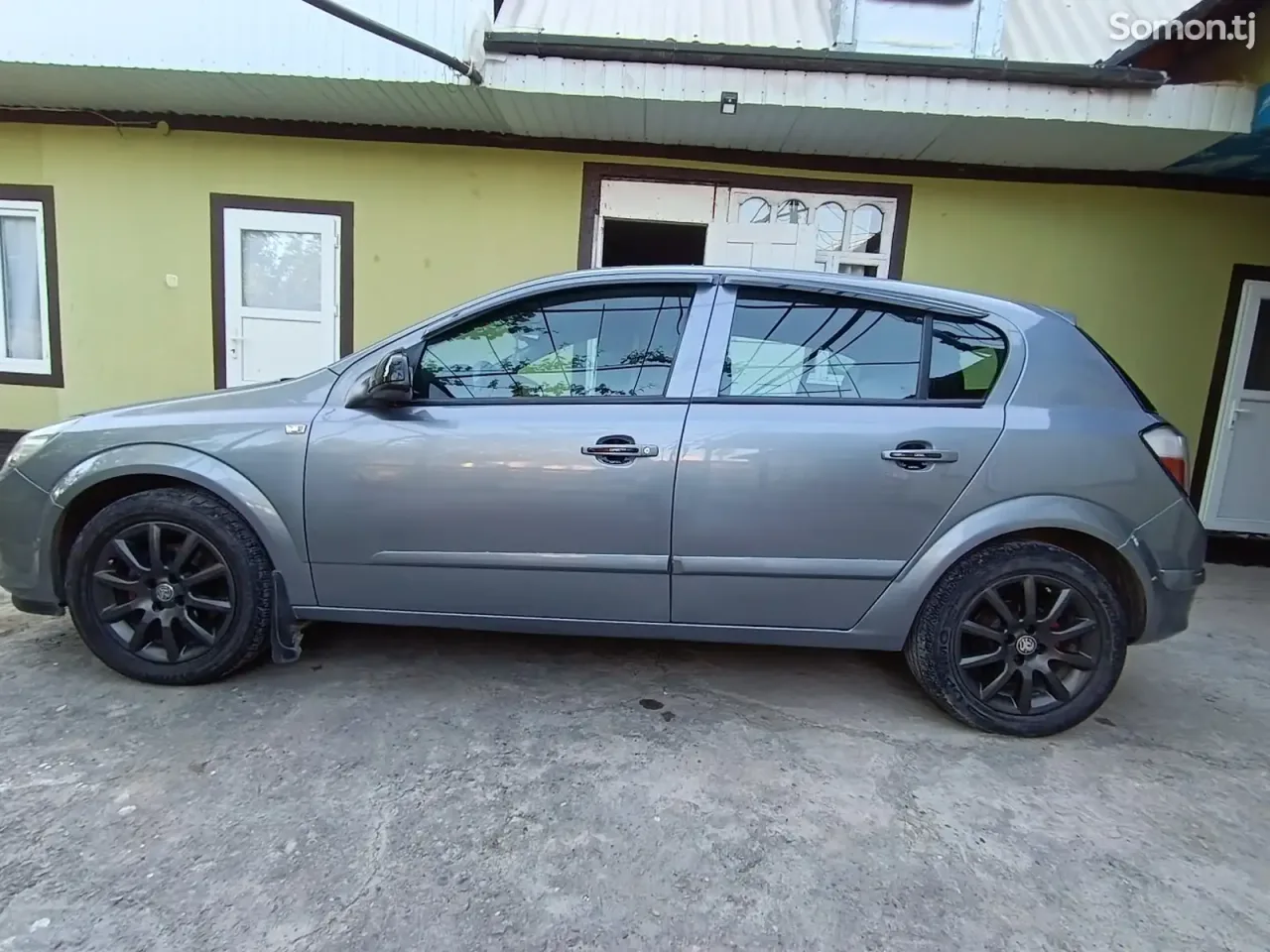 Opel Astra H 2004 · 1.6 MT