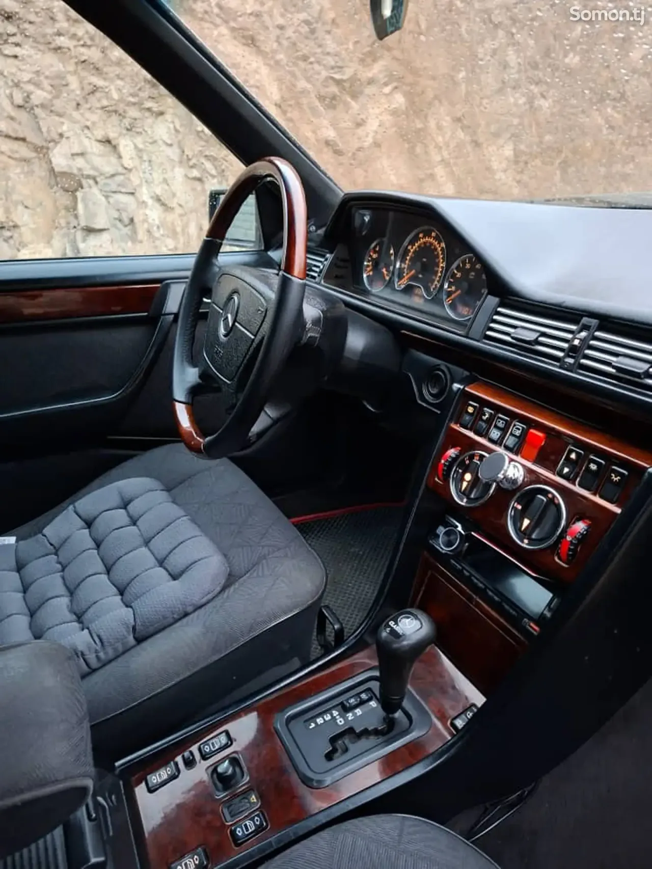 Mercedes-Benz W124 1994 · 2.0 AT