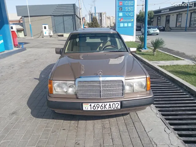 Mercedes-Benz W124 1988 · 2.5 MT