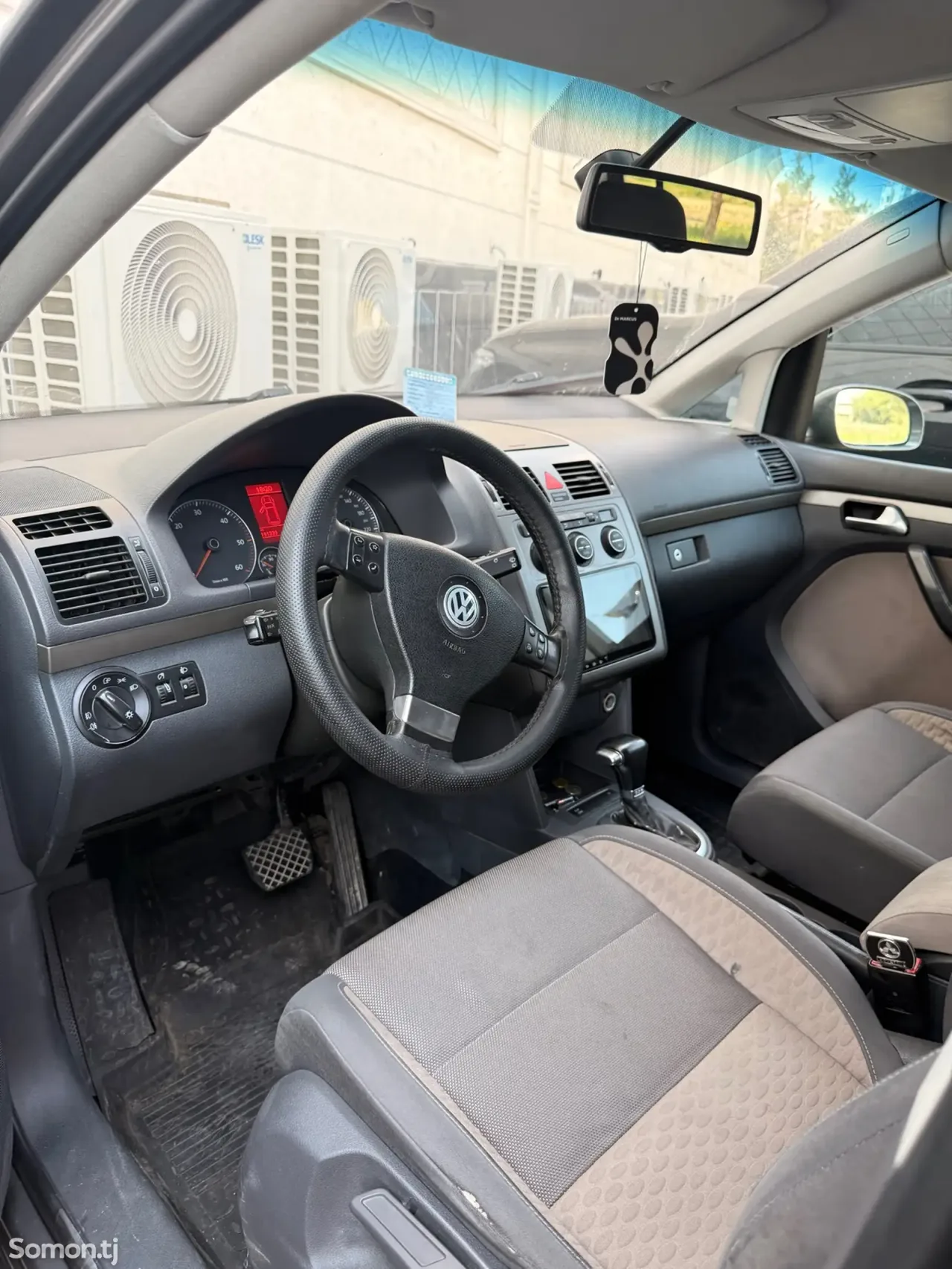 Volkswagen Touran 2009 · 1.9 AT
