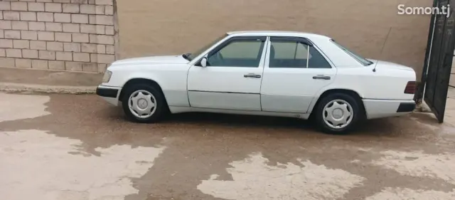 Mercedes-Benz W124 1990 · 1.9 MT