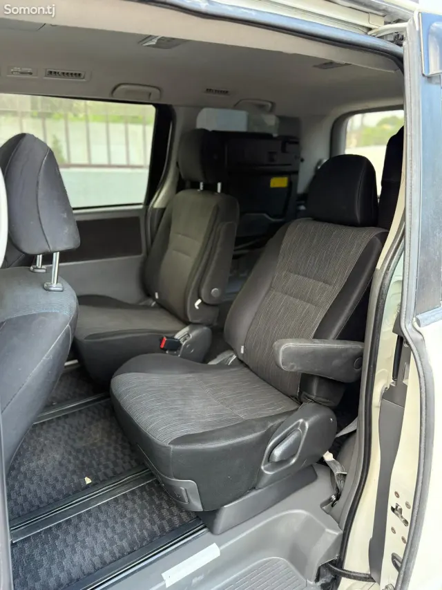 Toyota Voxy 2007 · 1.8 AT