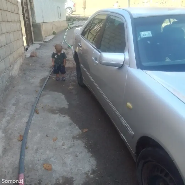 Mercedes-Benz E class 1996 · 2.0 MT