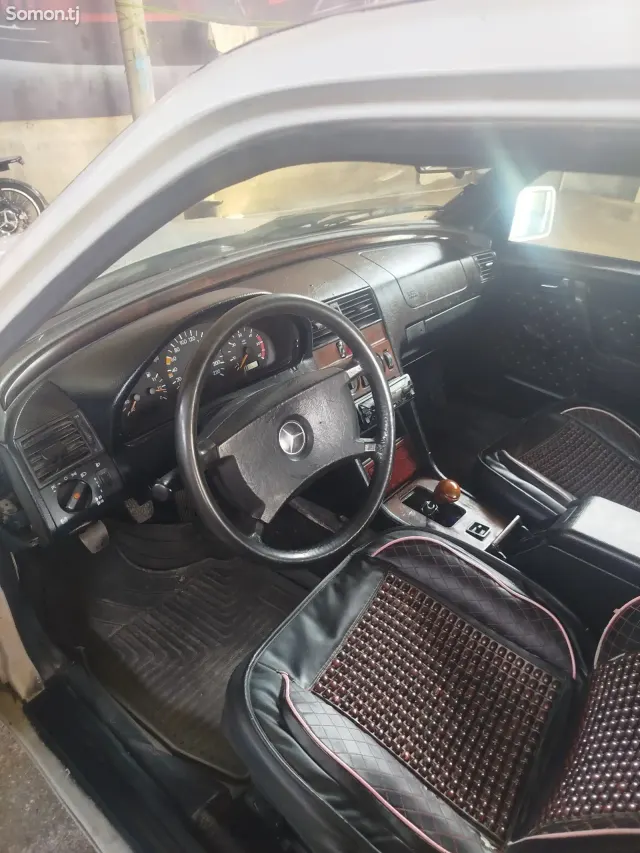 Mercedes-Benz W201 1990 · 2.0 MT
