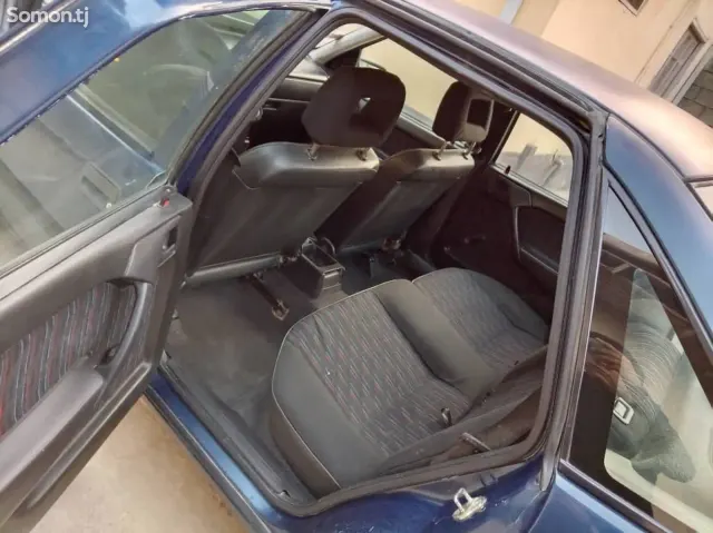 Opel Vectra A 1994 · 1.6 MT