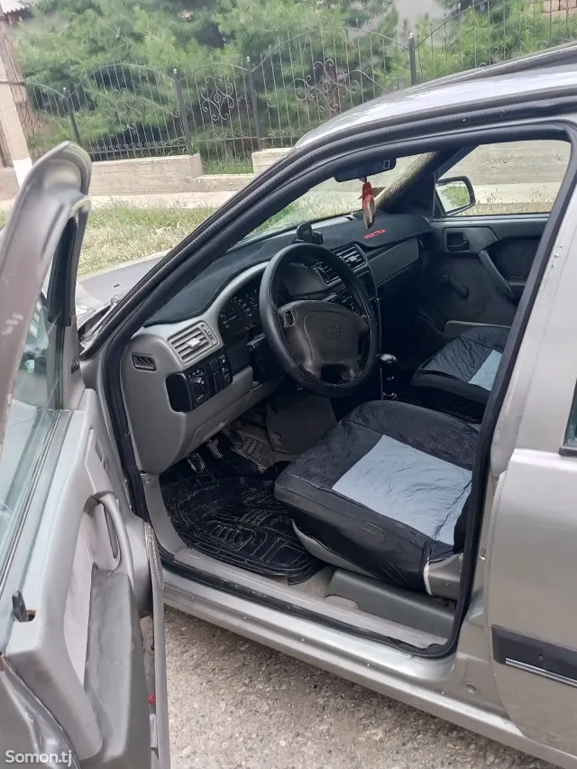 Opel Vectra A 1995 · 1.6 MT