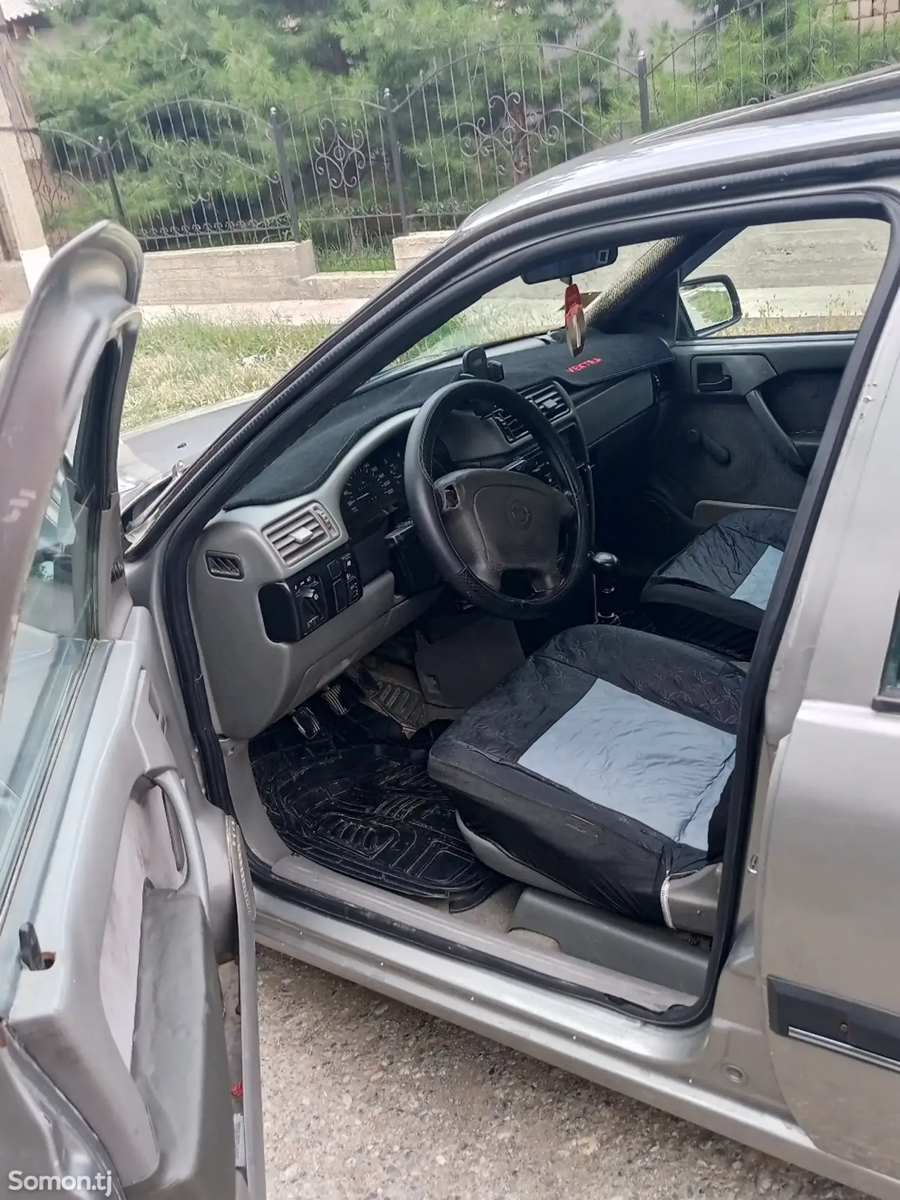 Opel Vectra A 1995 · 1.6 MT