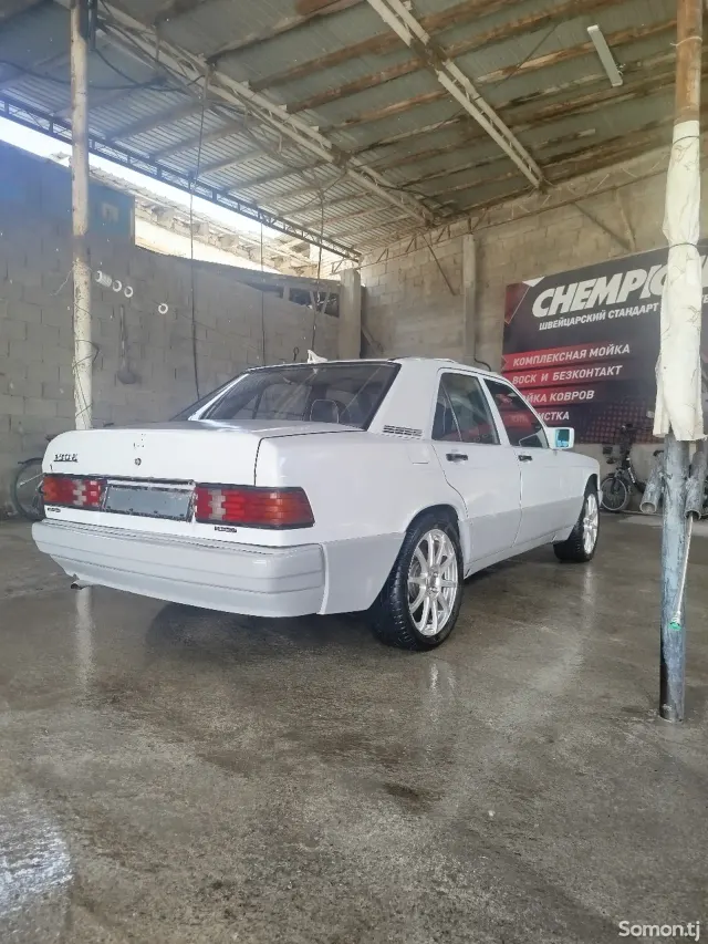Mercedes-Benz W201 1990 · 2.0 MT
