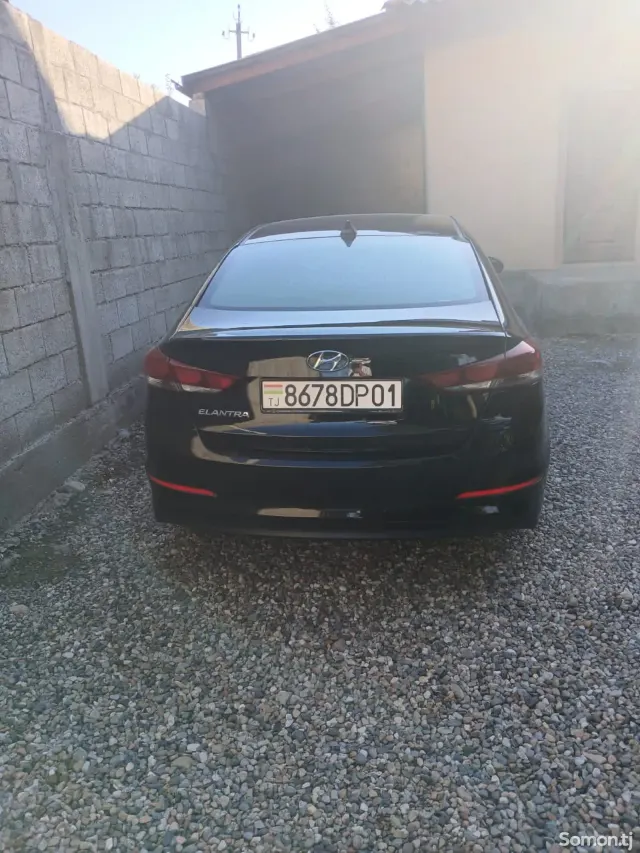 Hyundai Elantra 2017 · 2.0 AT