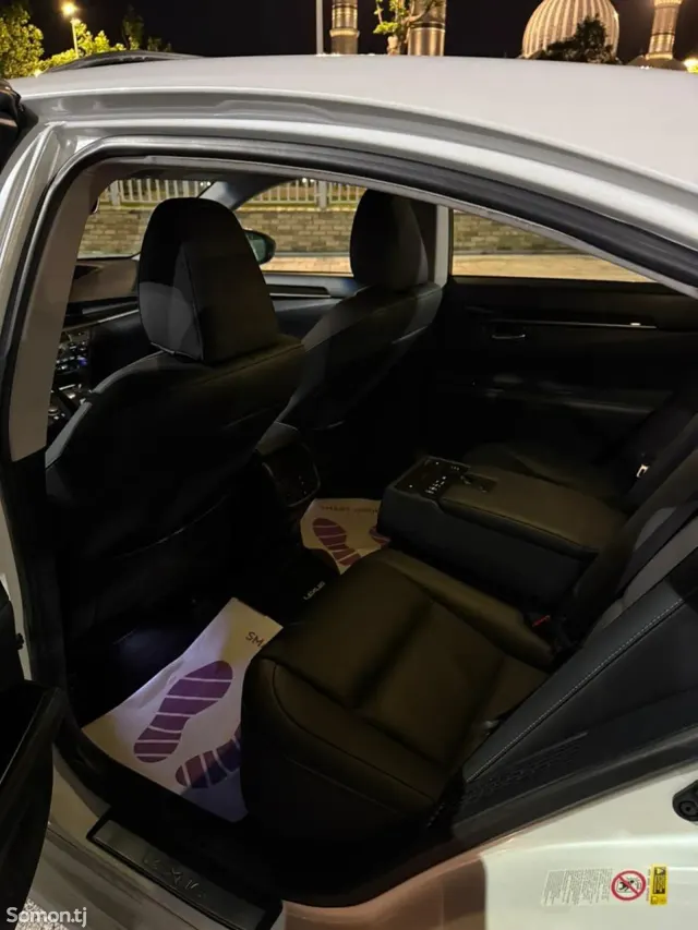 Lexus ES series 2017 · 2.5 AT